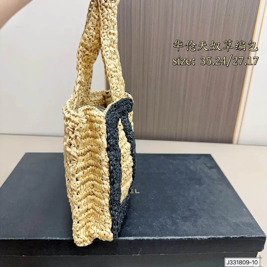 💰250 ⚠️Size 35*24 💰230⚠️Size 27*17 Valentino raffia woven handbag Raffia handbag, the weaving process is delicate and tough. Raffia, also known as "love grass", has a sweet meaning and lights up the leisurely mood of summer.