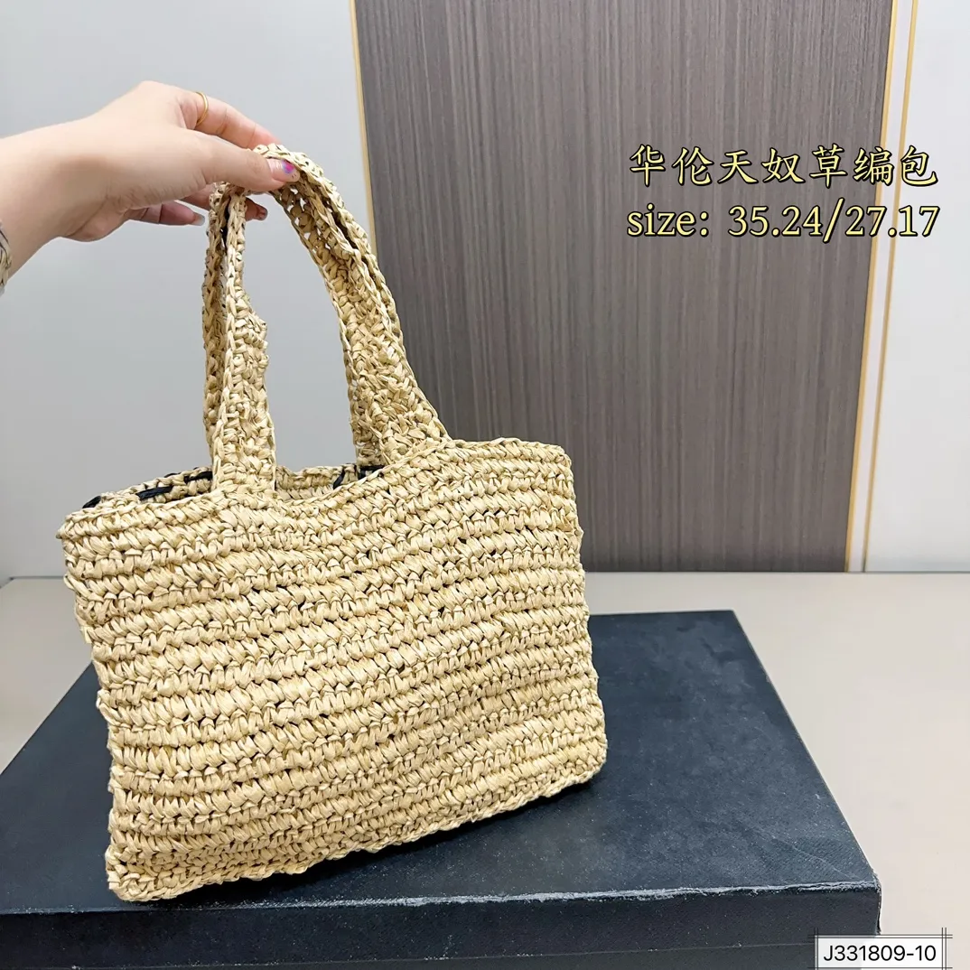 💰250 ⚠️Size 35*24 💰230⚠️Size 27*17 Valentino raffia woven handbag Raffia handbag, the weaving process is delicate and tough. Raffia, also known as "love grass", has a sweet meaning and lights up the leisurely mood of summer.
