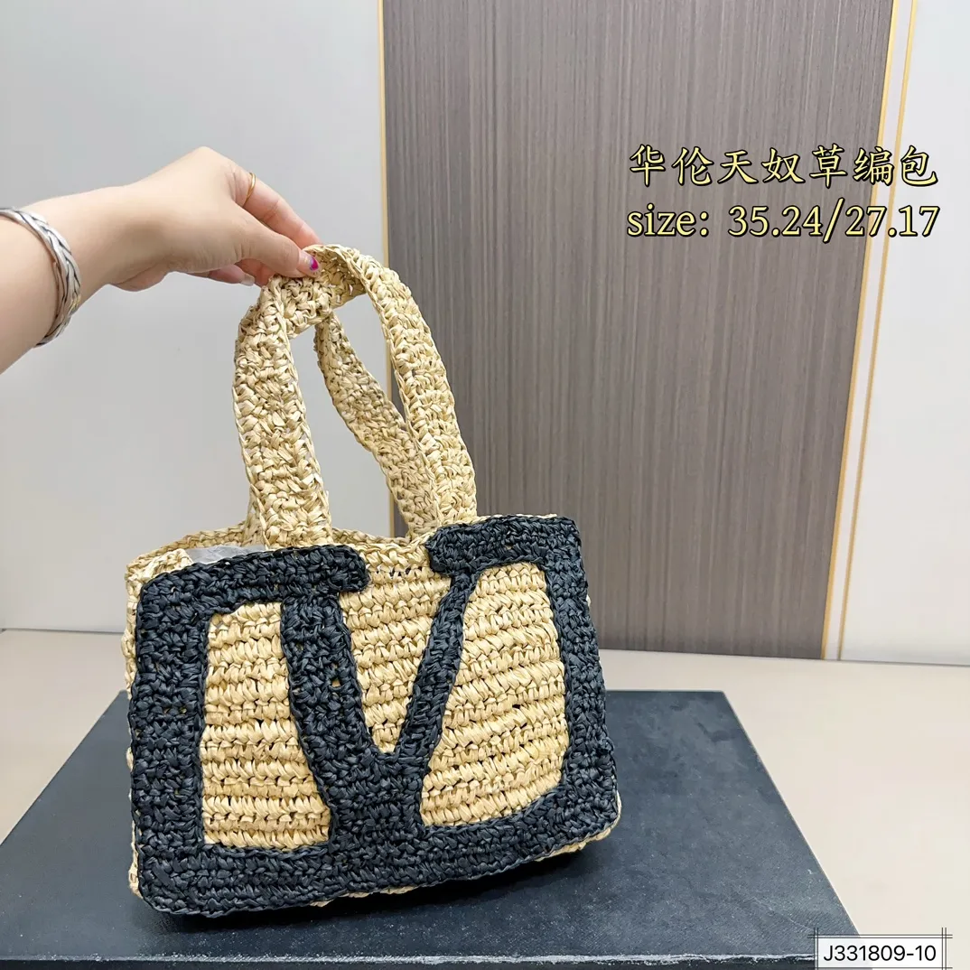 💰250 ⚠️Size 35*24 💰230⚠️Size 27*17 Valentino raffia woven handbag Raffia handbag, the weaving process is delicate and tough. Raffia, also known as "love grass", has a sweet meaning and lights up the leisurely mood of summer.