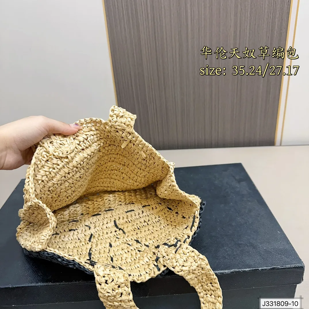 💰250 ⚠️Size 35*24 💰230⚠️Size 27*17 Valentino raffia woven handbag Raffia handbag, the weaving process is delicate and tough. Raffia, also known as "love grass", has a sweet meaning and lights up the leisurely mood of summer.