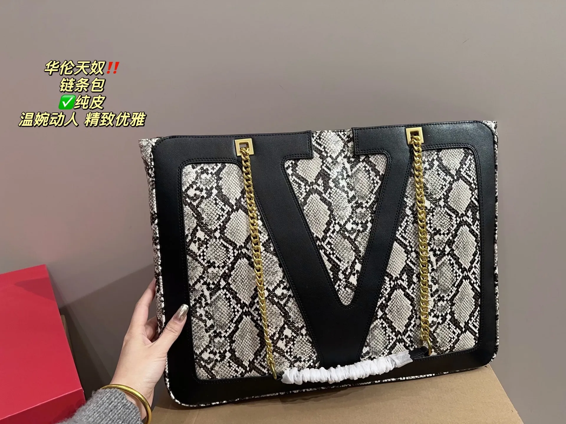 ✅Pure leather P420 with folding box ⚠️Size 44.33 Valentino chain bag I bought this one immediately when I saw it! It really shows off your temperament. I can already imagine how elegant it would look with a dress~ It can be worn cross-body or carried under the armpit, which is very convenient!