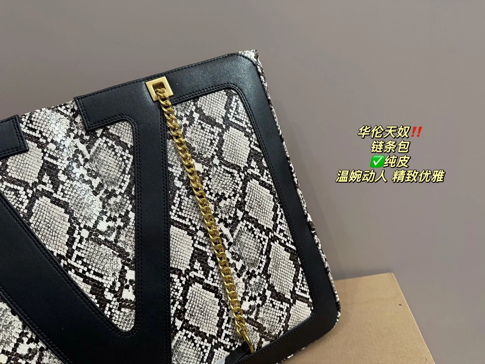 ✅Pure leather P420 with folding box ⚠️Size 44.33 Valentino chain bag I bought this one immediately when I saw it! It really shows off your temperament. I can already imagine how elegant it would look with a dress~ It can be worn cross-body or carried under the armpit, which is very convenient!