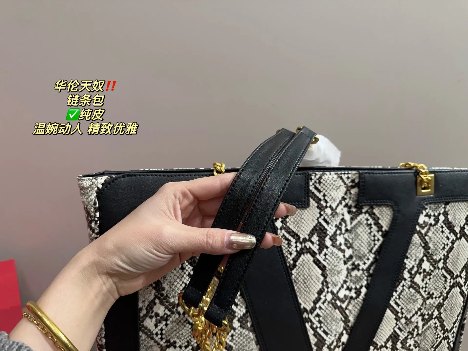 ✅Pure leather P420 with folding box ⚠️Size 44.33 Valentino chain bag I bought this one immediately when I saw it! It really shows off your temperament. I can already imagine how elegant it would look with a dress~ It can be worn cross-body or carried under the armpit, which is very convenient!
