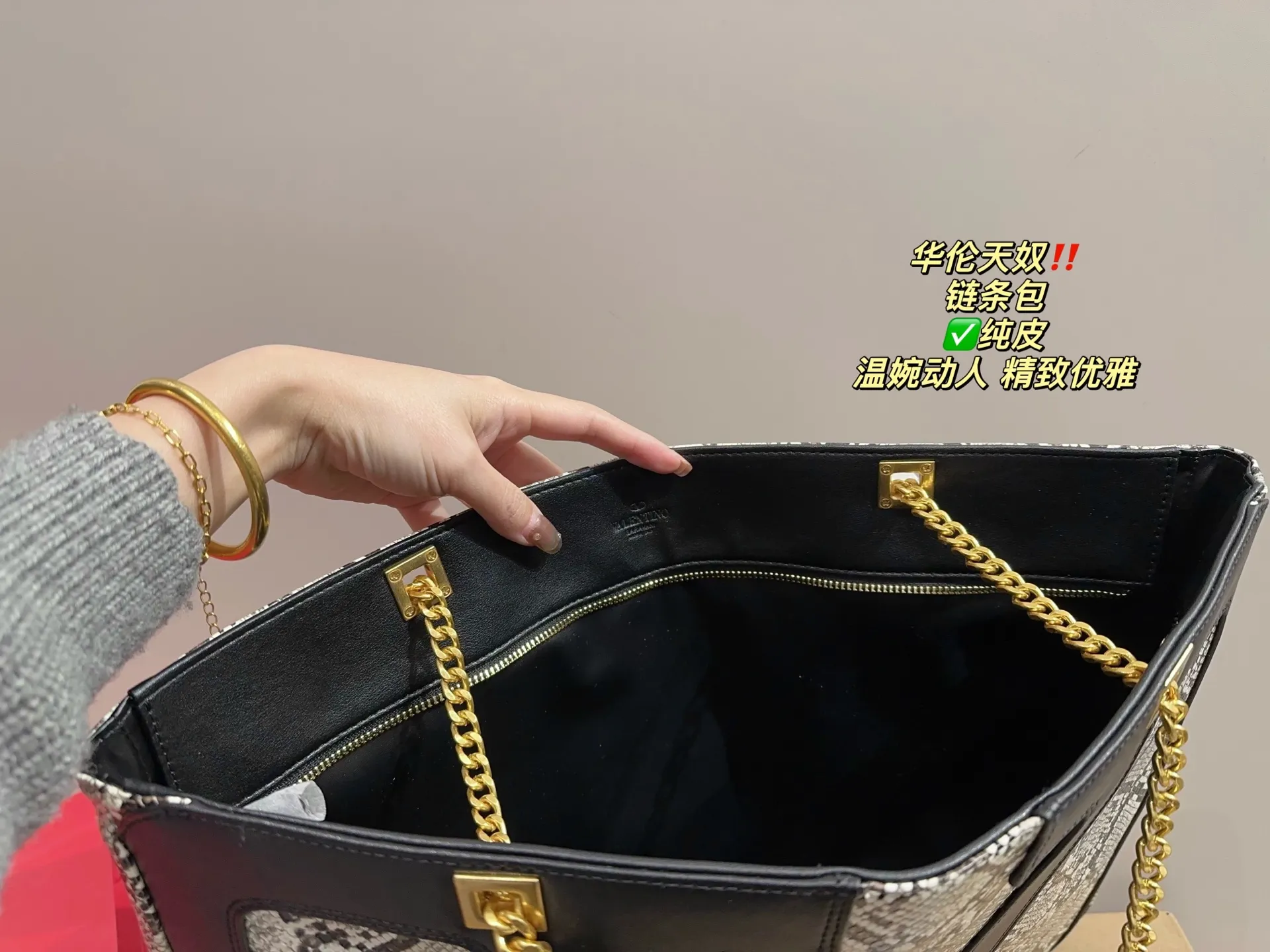 ✅Pure leather P420 with folding box ⚠️Size 44.33 Valentino chain bag I bought this one immediately when I saw it! It really shows off your temperament. I can already imagine how elegant it would look with a dress~ It can be worn cross-body or carried under the armpit, which is very convenient!