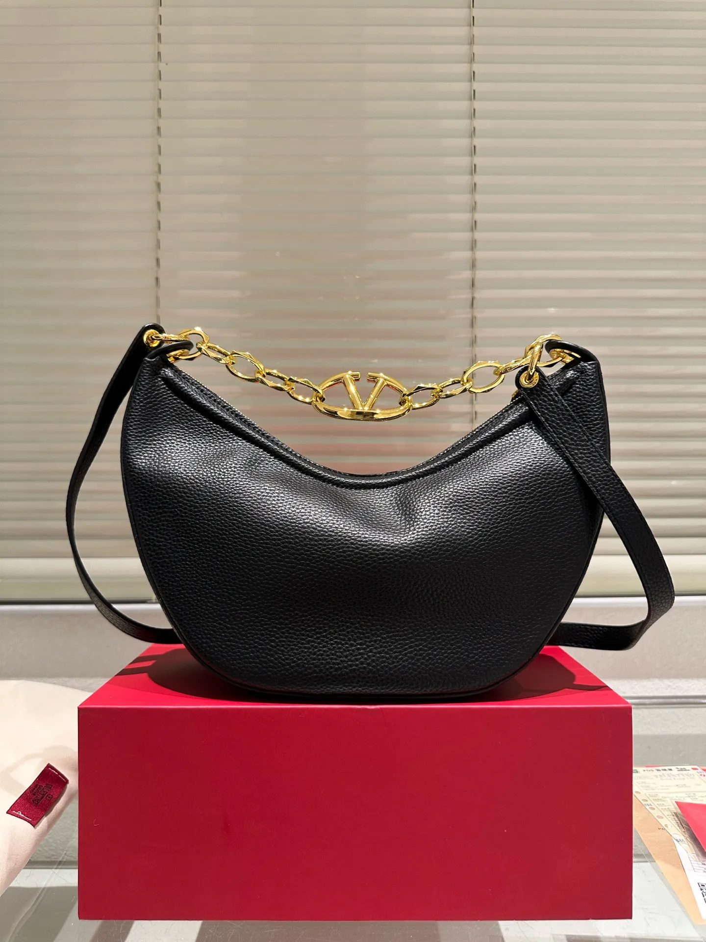 P370 comes with box ⚠️Size 30.15 Valentino VLogo moon bag Use your bag to brighten up dull autumn and winter. Valentino's VLogo Moon handbag is like the moon, with cute and soft curved lines. VLogo gold chain, retro and exquisite. Detachable shoulder strap unlocks a variety of dressing styles. It can be a casual cool girl or a classy woman. One bag can be used as many styles as you like.