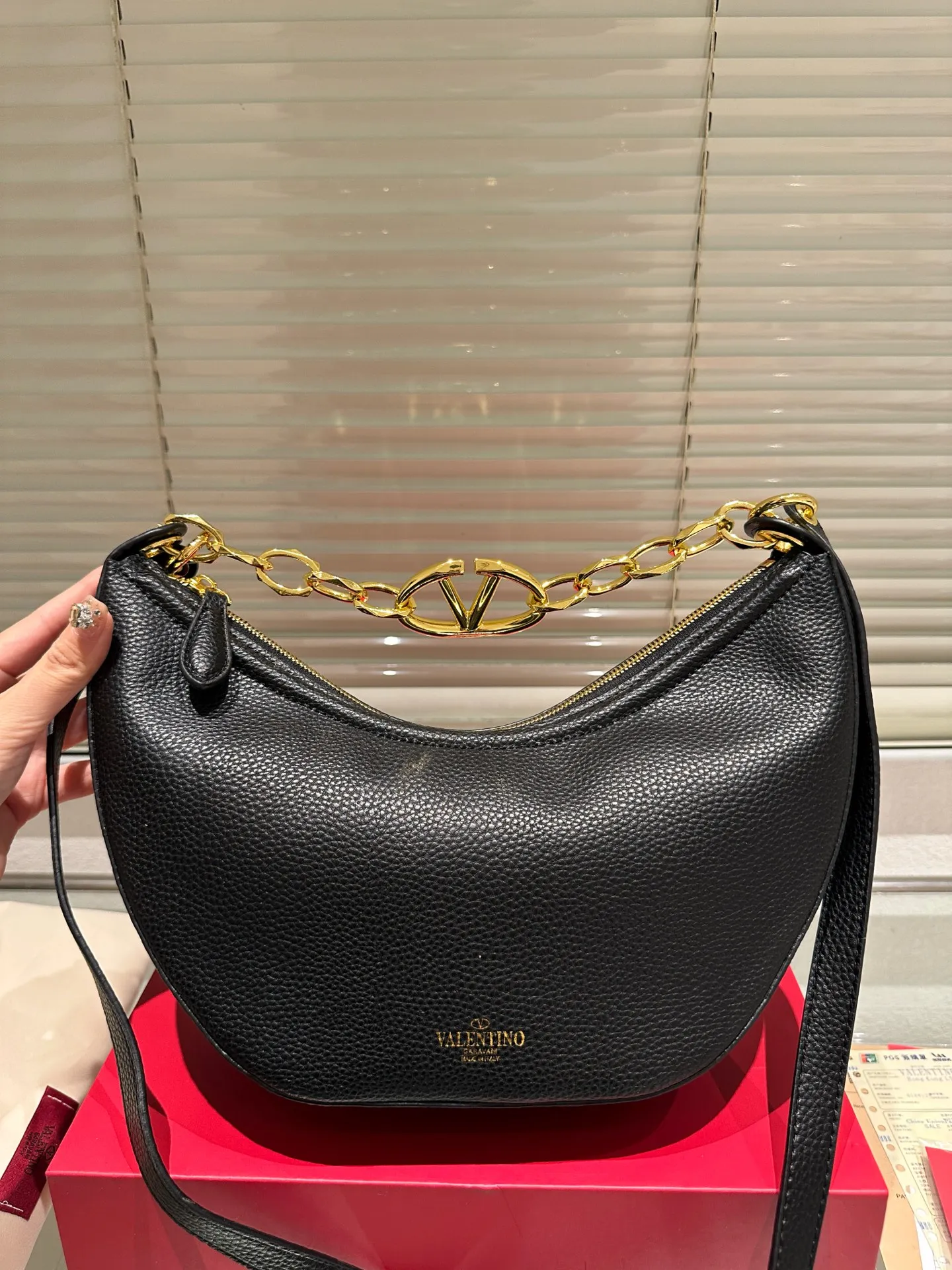 P370 comes with box ⚠️Size 30.15 Valentino VLogo moon bag Use your bag to brighten up dull autumn and winter. Valentino's VLogo Moon handbag is like the moon, with cute and soft curved lines. VLogo gold chain, retro and exquisite. Detachable shoulder strap unlocks a variety of dressing styles. It can be a casual cool girl or a classy woman. One bag can be used as many styles as you like.