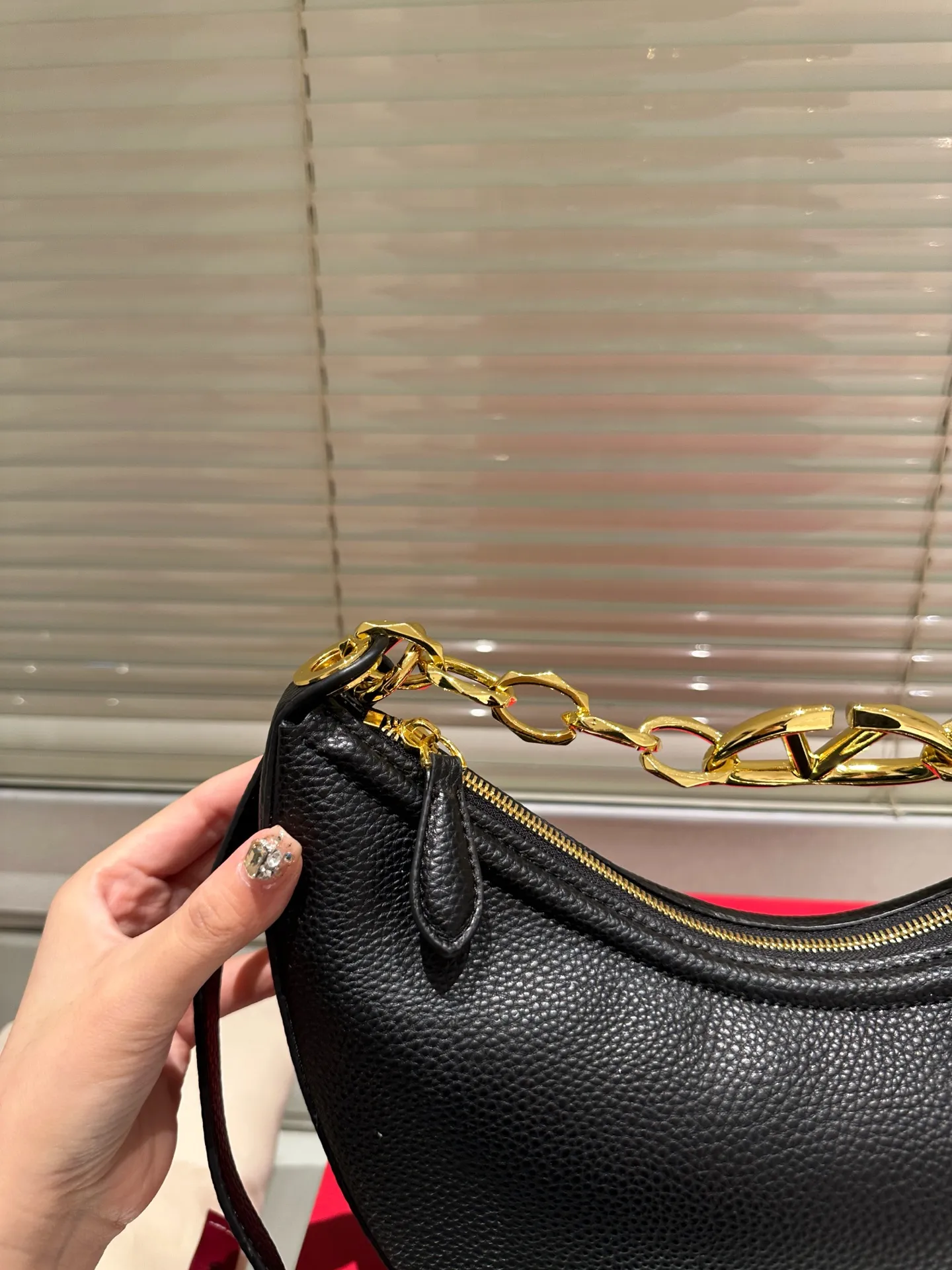 P370 comes with box ⚠️Size 30.15 Valentino VLogo moon bag Use your bag to brighten up dull autumn and winter. Valentino's VLogo Moon handbag is like the moon, with cute and soft curved lines. VLogo gold chain, retro and exquisite. Detachable shoulder strap unlocks a variety of dressing styles. It can be a casual cool girl or a classy woman. One bag can be used as many styles as you like.