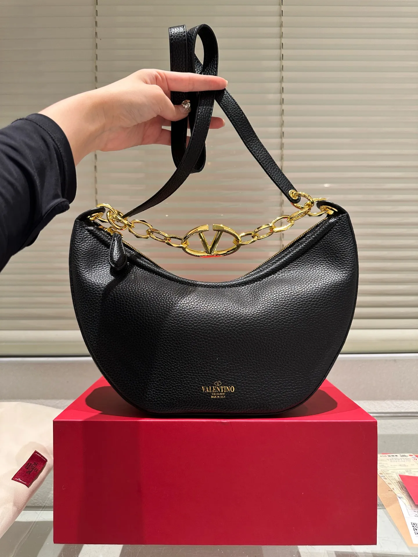P370 comes with box ⚠️Size 30.15 Valentino VLogo moon bag Use your bag to brighten up dull autumn and winter. Valentino's VLogo Moon handbag is like the moon, with cute and soft curved lines. VLogo gold chain, retro and exquisite. Detachable shoulder strap unlocks a variety of dressing styles. It can be a casual cool girl or a classy woman. One bag can be used as many styles as you like.