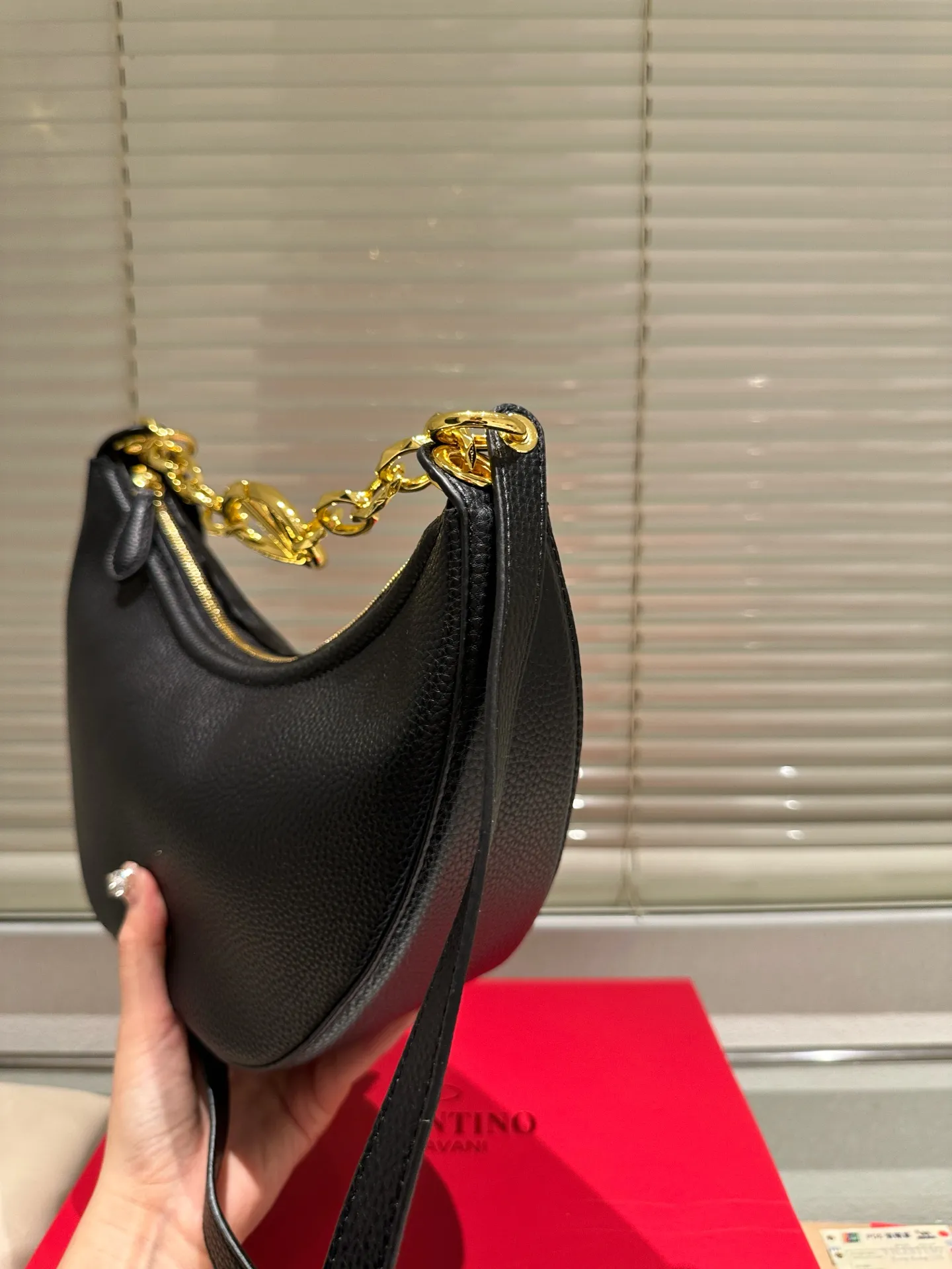 P370 comes with box ⚠️Size 30.15 Valentino VLogo moon bag Use your bag to brighten up dull autumn and winter. Valentino's VLogo Moon handbag is like the moon, with cute and soft curved lines. VLogo gold chain, retro and exquisite. Detachable shoulder strap unlocks a variety of dressing styles. It can be a casual cool girl or a classy woman. One bag can be used as many styles as you like.