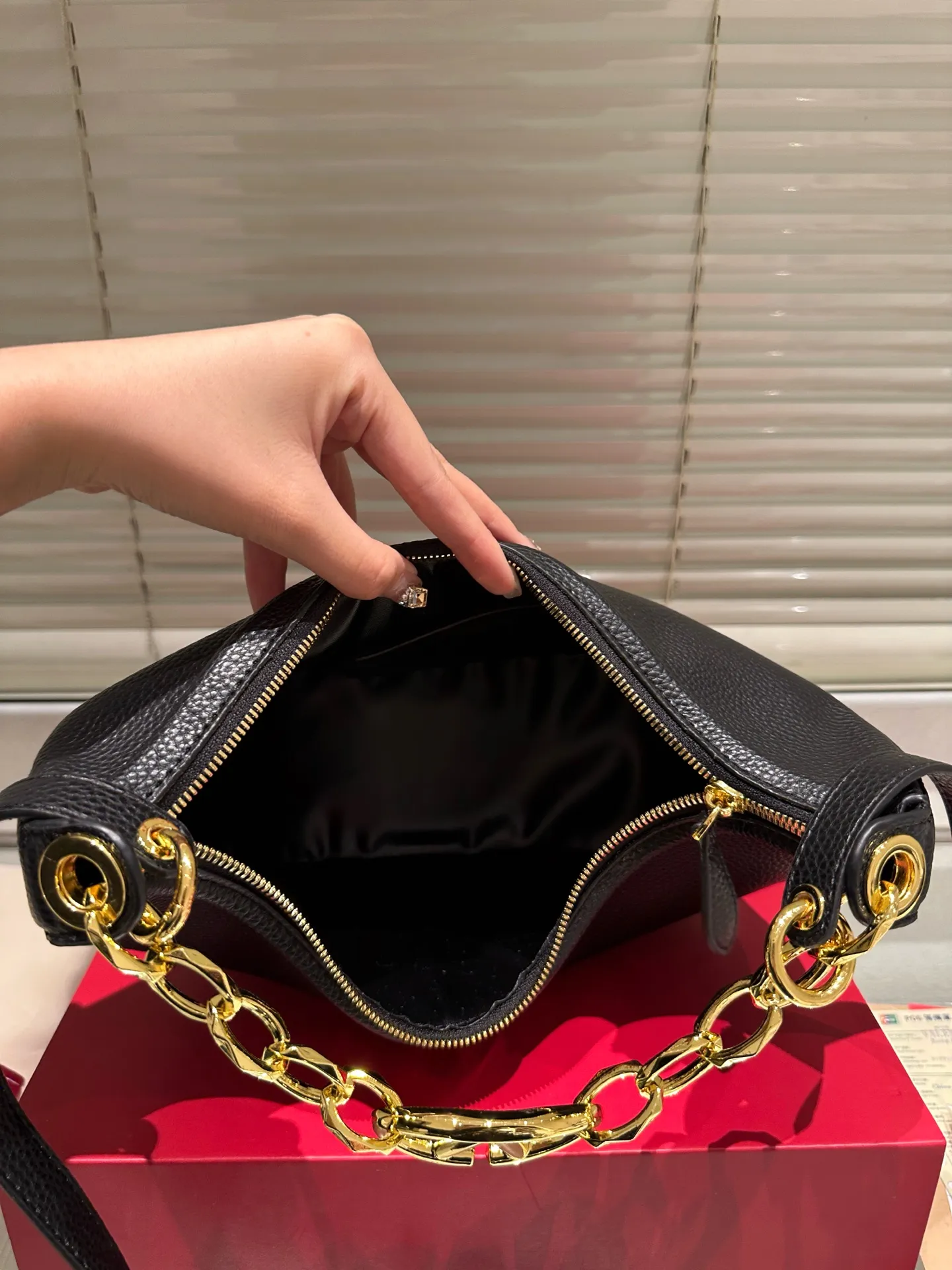 P370 comes with box ⚠️Size 30.15 Valentino VLogo moon bag Use your bag to brighten up dull autumn and winter. Valentino's VLogo Moon handbag is like the moon, with cute and soft curved lines. VLogo gold chain, retro and exquisite. Detachable shoulder strap unlocks a variety of dressing styles. It can be a casual cool girl or a classy woman. One bag can be used as many styles as you like.
