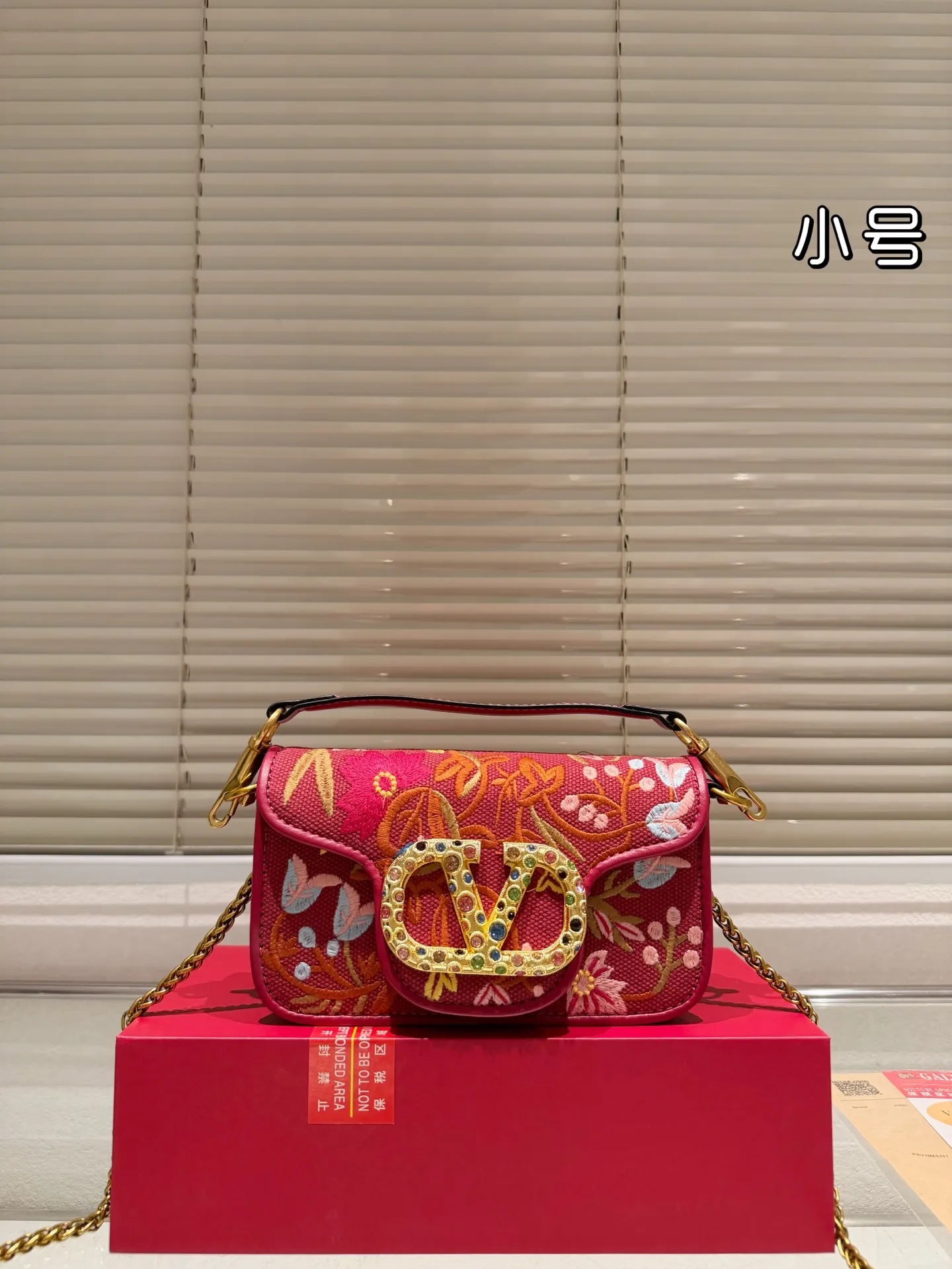 Small P390 with box⚠️Size 20*11 Valentino embroidered chain bag Unlock fashion charm Salt or sweet The most beautiful girl on the street