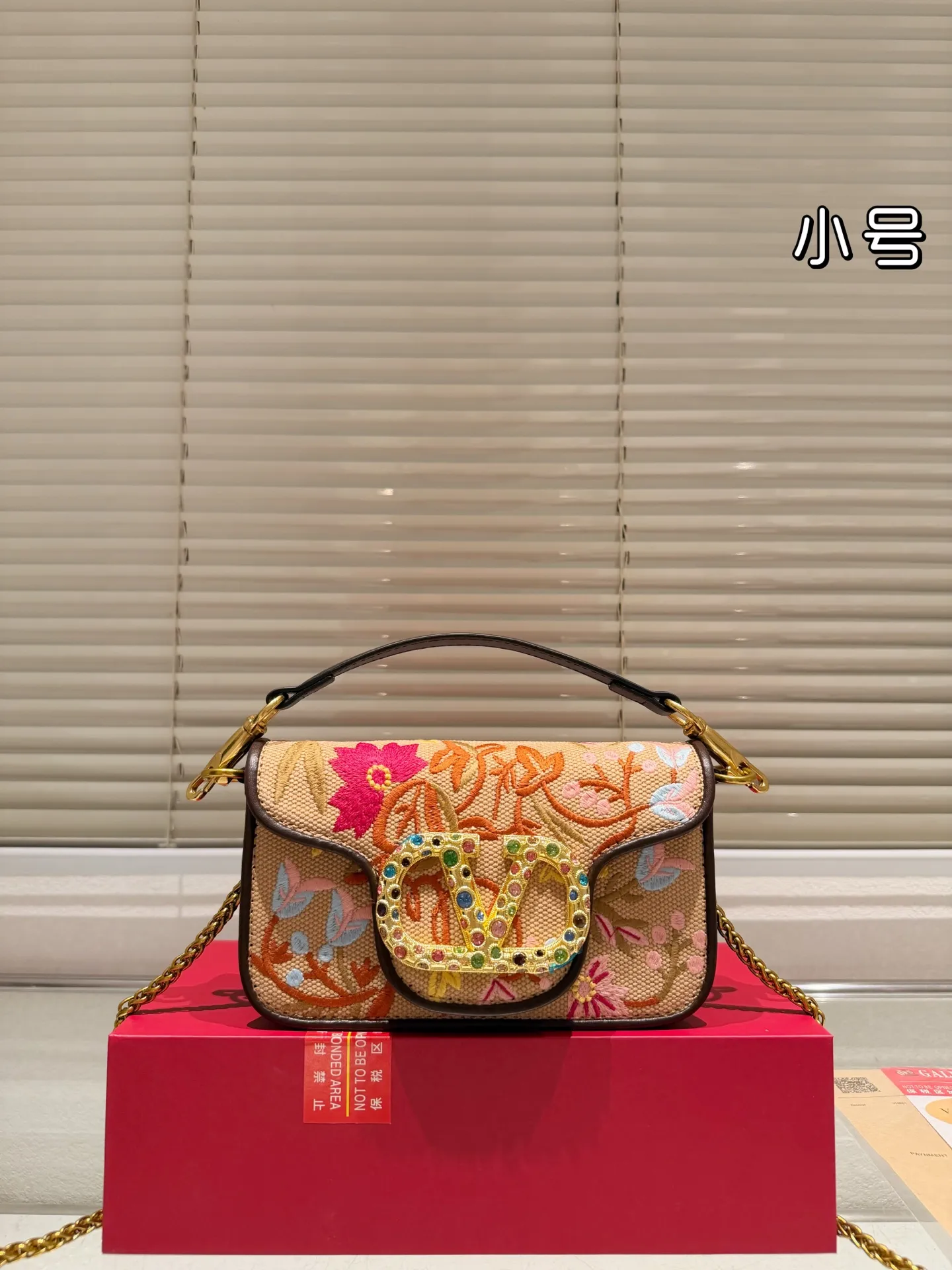 Small P390 with box⚠️Size 20*11 Valentino embroidered chain bag Unlock fashion charm Salt or sweet The most beautiful girl on the street