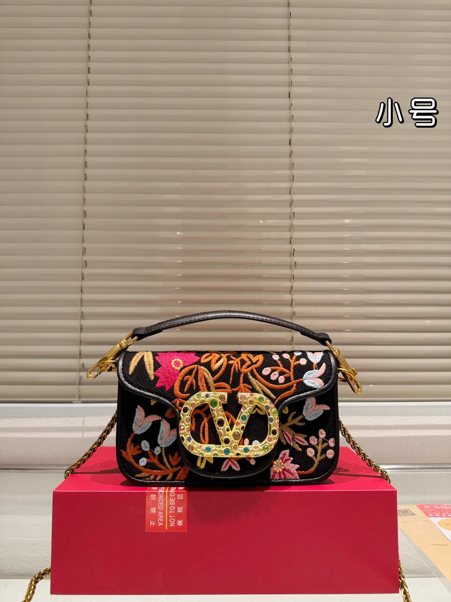 Small P390 with box⚠️Size 20*11 Valentino embroidered chain bag Unlock fashion charm Salt or sweet The most beautiful girl on the street