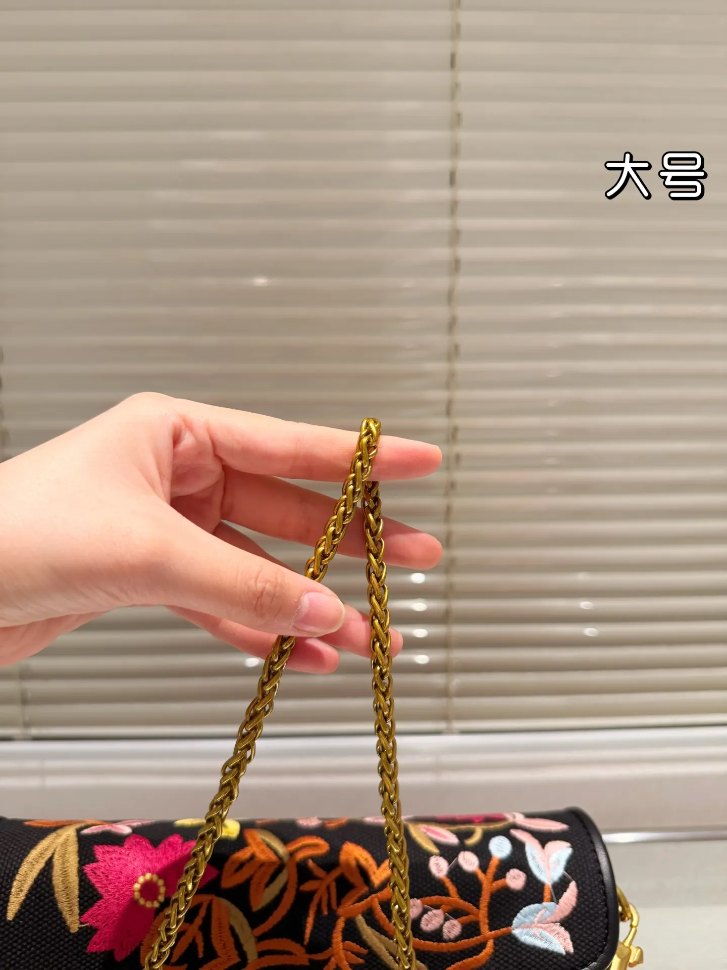 Small P390 with box⚠️Size 20*11 Valentino embroidered chain bag Unlock fashion charm Salt or sweet The most beautiful girl on the street