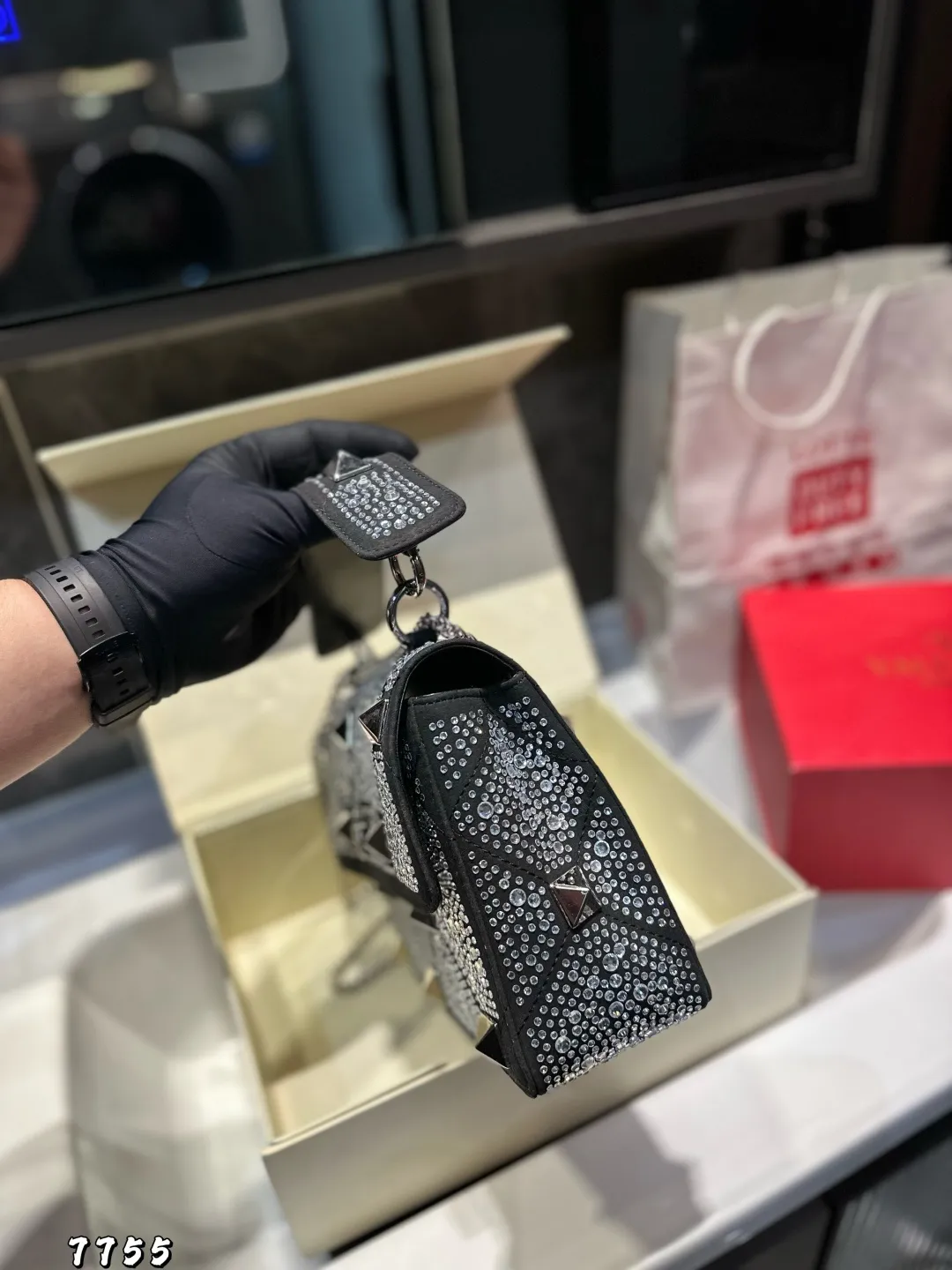 ❤️P420 (gift box packaging)❤️ Valentino rhinestone bag, versatile and fashionable, super good-looking, a must-have item for every trendy and cool girl/ Size: 24 17