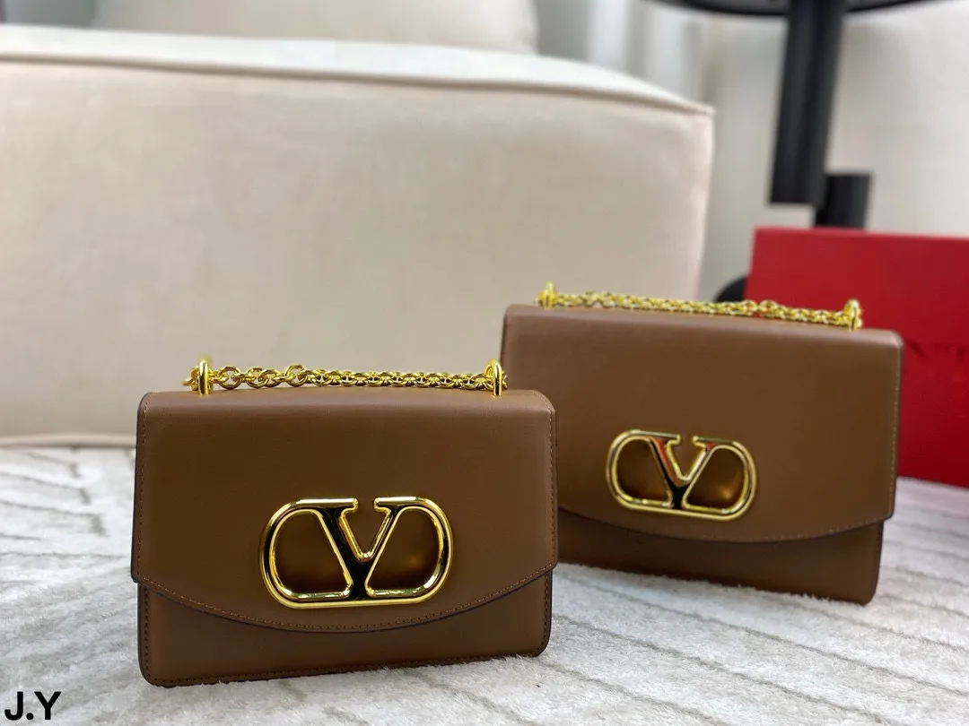 p310/p300 Folding box 🎁 Valentino Vain series handbags~ A versatile bag that can be sweet or salty, casual or business, magnetic opening and closing, practical capacity, exquisite and noble, elegant and timeless! Size: 24*16/19.5*13