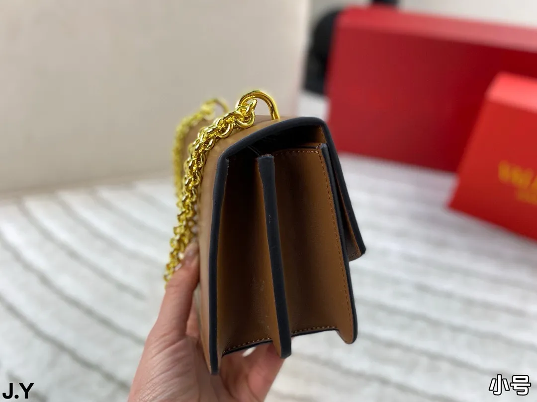 p310/p300 Folding box 🎁 Valentino Vain series handbags~ A versatile bag that can be sweet or salty, casual or business, magnetic opening and closing, practical capacity, exquisite and noble, elegant and timeless! Size: 24*16/19.5*13