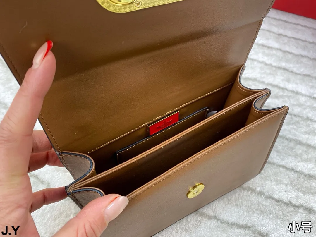 p310/p300 Folding box 🎁 Valentino Vain series handbags~ A versatile bag that can be sweet or salty, casual or business, magnetic opening and closing, practical capacity, exquisite and noble, elegant and timeless! Size: 24*16/19.5*13