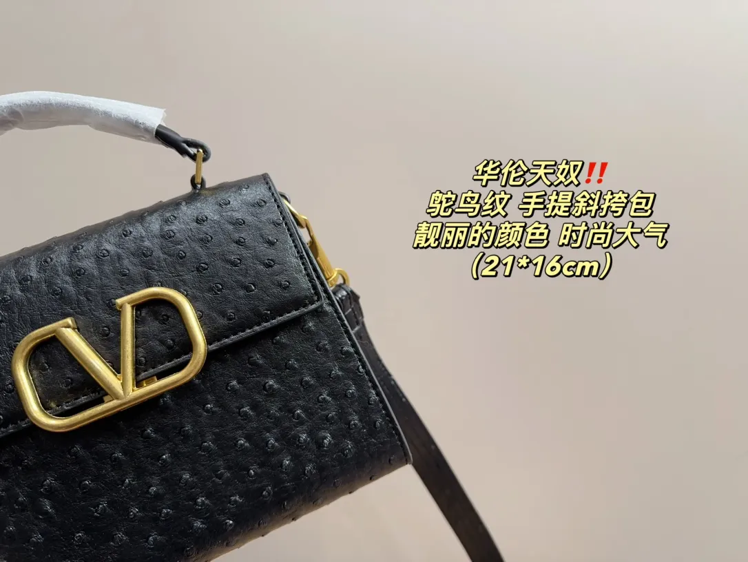 P340 comes with folding box⚠️Size 21.16 Valentino Ostrich pattern hand-held crossbody bag Very eye-catching color Good luck to beauties who like pink Good price in stock💗