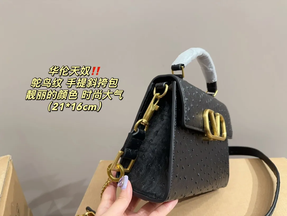 P340 comes with folding box⚠️Size 21.16 Valentino Ostrich pattern hand-held crossbody bag Very eye-catching color Good luck to beauties who like pink Good price in stock💗