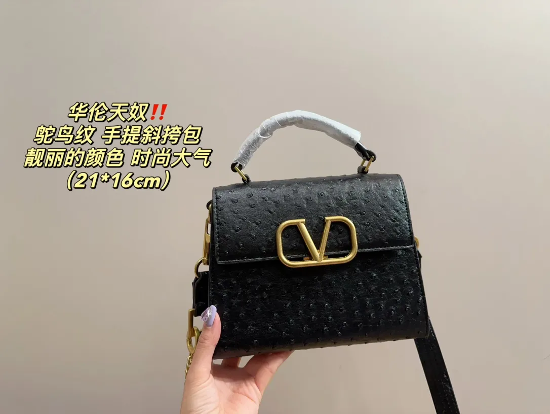 P340 comes with folding box⚠️Size 21.16 Valentino Ostrich pattern hand-held crossbody bag Very eye-catching color Good luck to beauties who like pink Good price in stock💗
