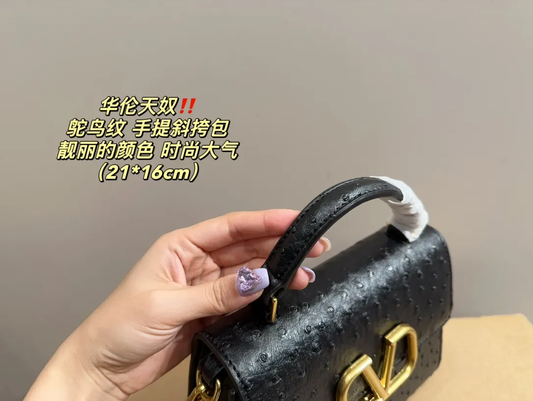 P340 comes with folding box⚠️Size 21.16 Valentino Ostrich pattern hand-held crossbody bag Very eye-catching color Good luck to beauties who like pink Good price in stock💗