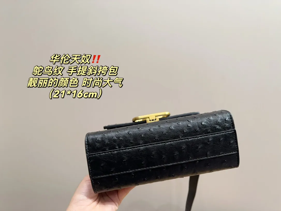 P340 comes with folding box⚠️Size 21.16 Valentino Ostrich pattern hand-held crossbody bag Very eye-catching color Good luck to beauties who like pink Good price in stock💗