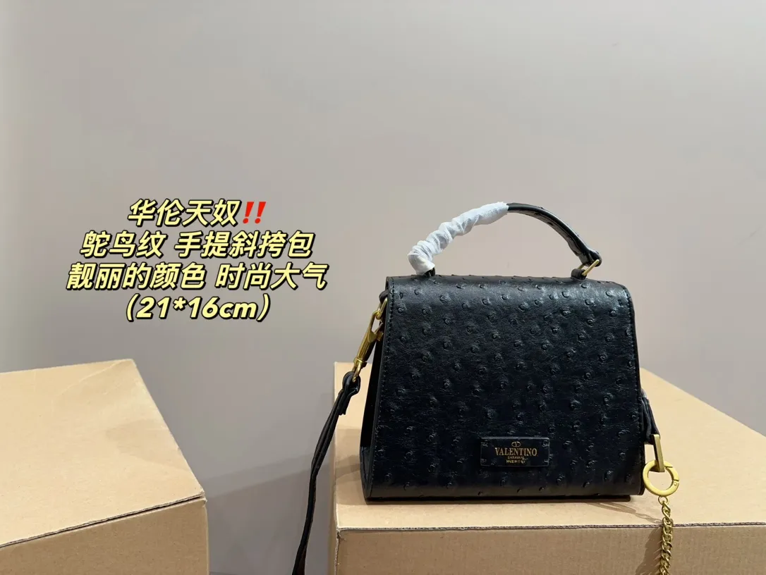 P340 comes with folding box⚠️Size 21.16 Valentino Ostrich pattern hand-held crossbody bag Very eye-catching color Good luck to beauties who like pink Good price in stock💗