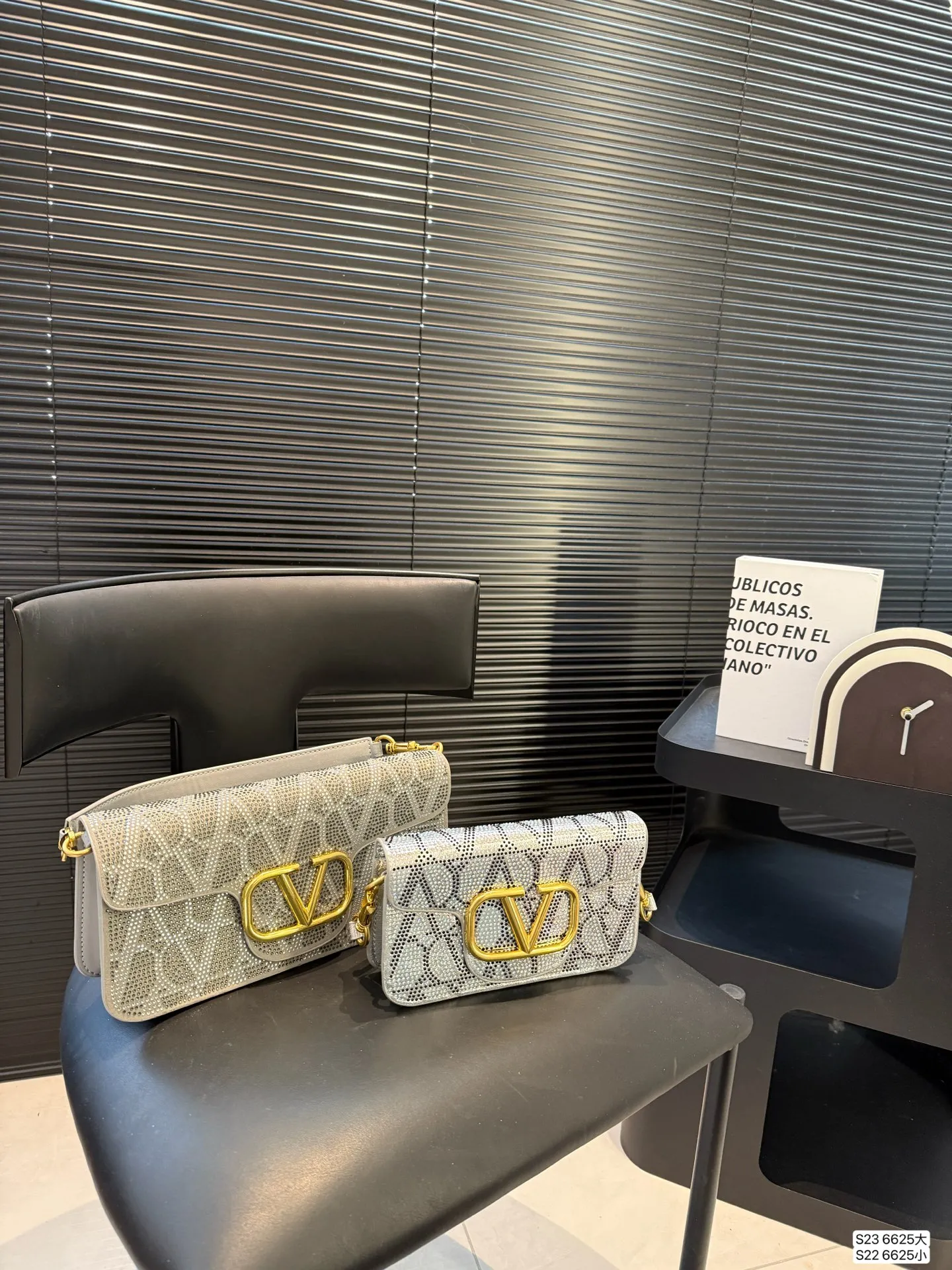 Large size P330 Small size P320 with folding box This time Valentino really went big. Favored by celebrities from all walks of life ~ The simple design is not only full of art but also exquisite. High-end sizes: Large size 28 13.5 Small size 20 11 Item No. 6625