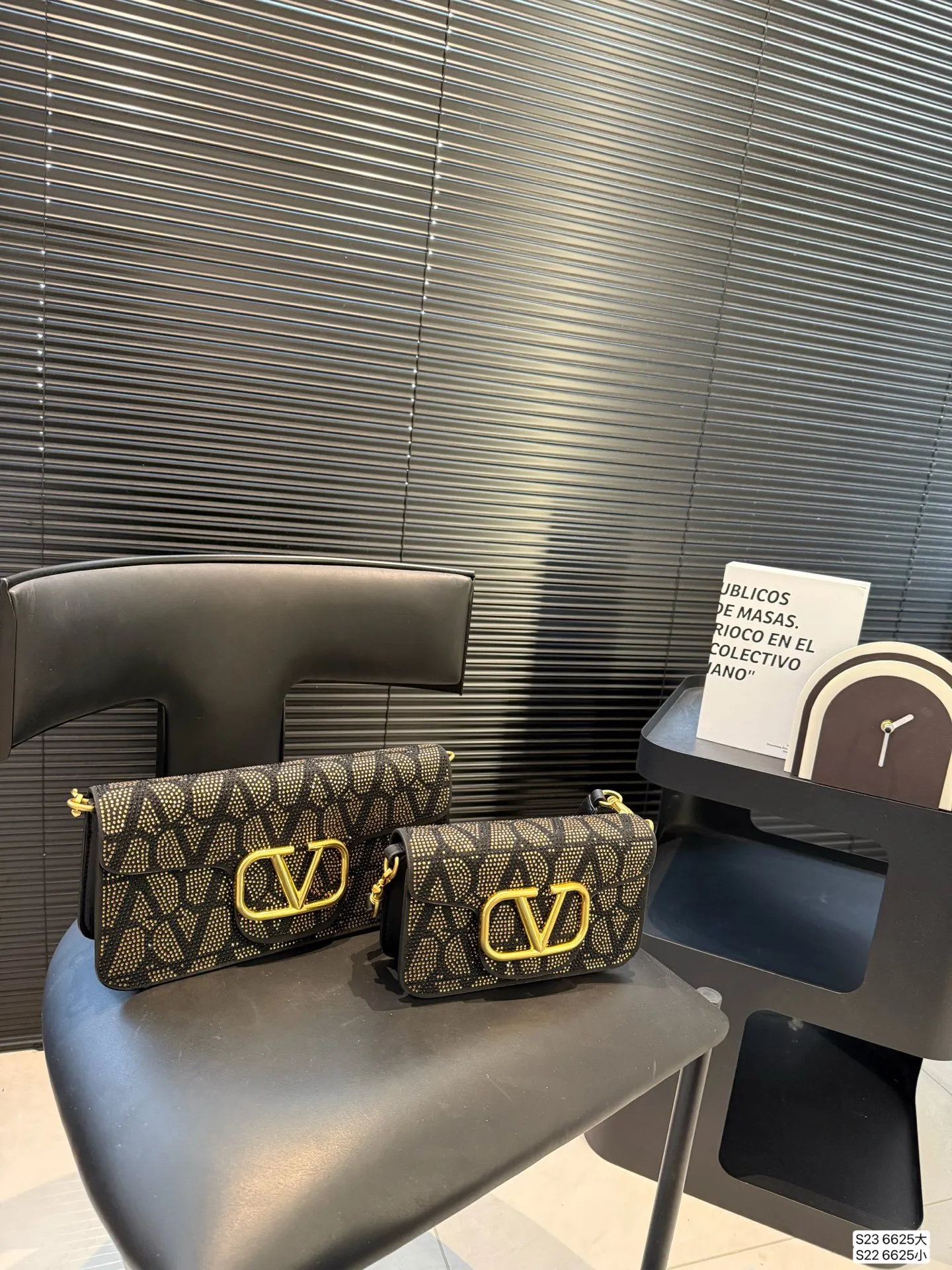 Large size P330 Small size P320 with folding box This time Valentino really went big. Favored by celebrities from all walks of life ~ The simple design is not only full of art but also exquisite. High-end sizes: Large size 28 13.5 Small size 20 11 Item No. 6625