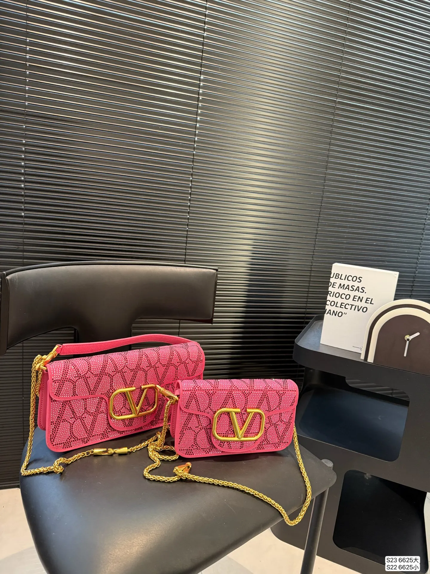 Large size P330 Small size P320 with folding box This time Valentino really went big. Favored by celebrities from all walks of life ~ The simple design is not only full of art but also exquisite. High-end sizes: Large size 28 13.5 Small size 20 11 Item No. 6625