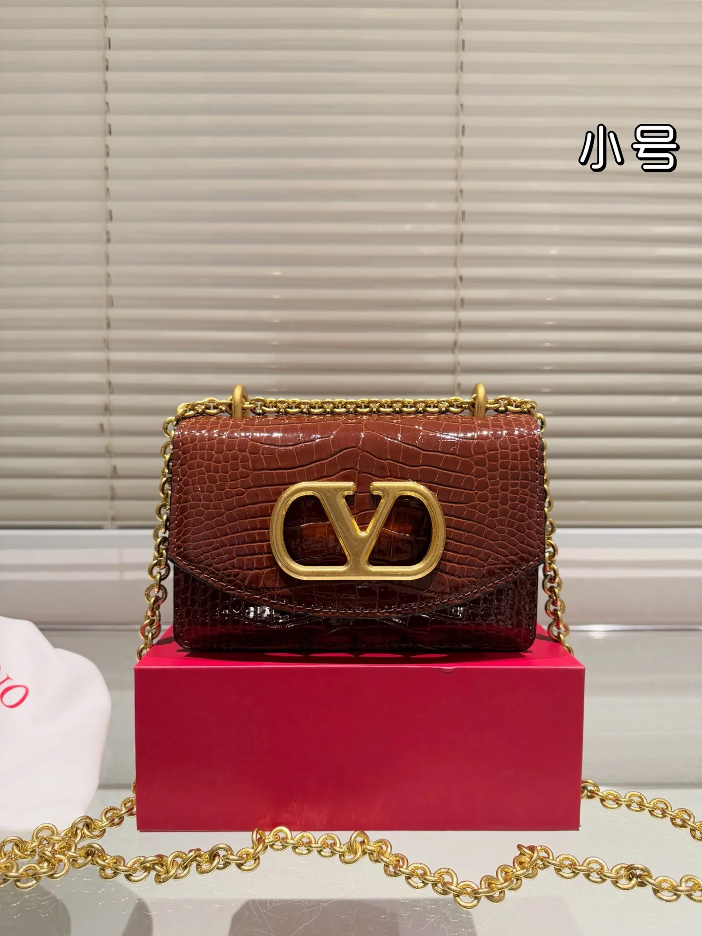 Small P330 folding box ⚠️Size 19.12 Valentino chain bag. It has a high-end feel. This look is very versatile. No matter how you carry it, there is no pressure. Which girl can refuse such a beautiful bag?