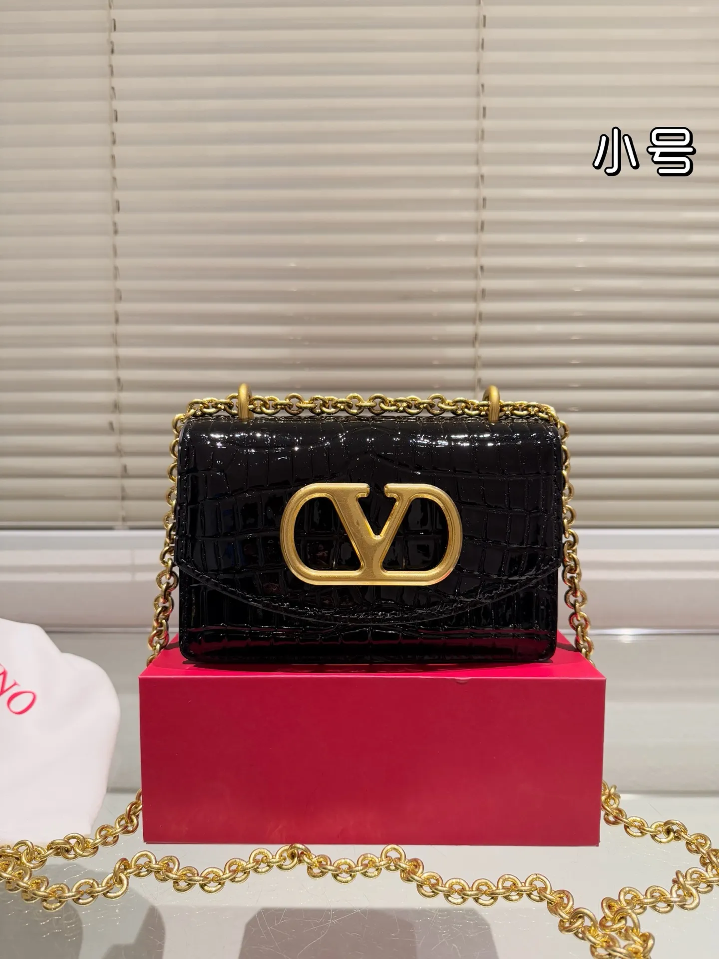 Small P330 folding box ⚠️Size 19.12 Valentino chain bag. It has a high-end feel. This look is very versatile. No matter how you carry it, there is no pressure. Which girl can refuse such a beautiful bag?