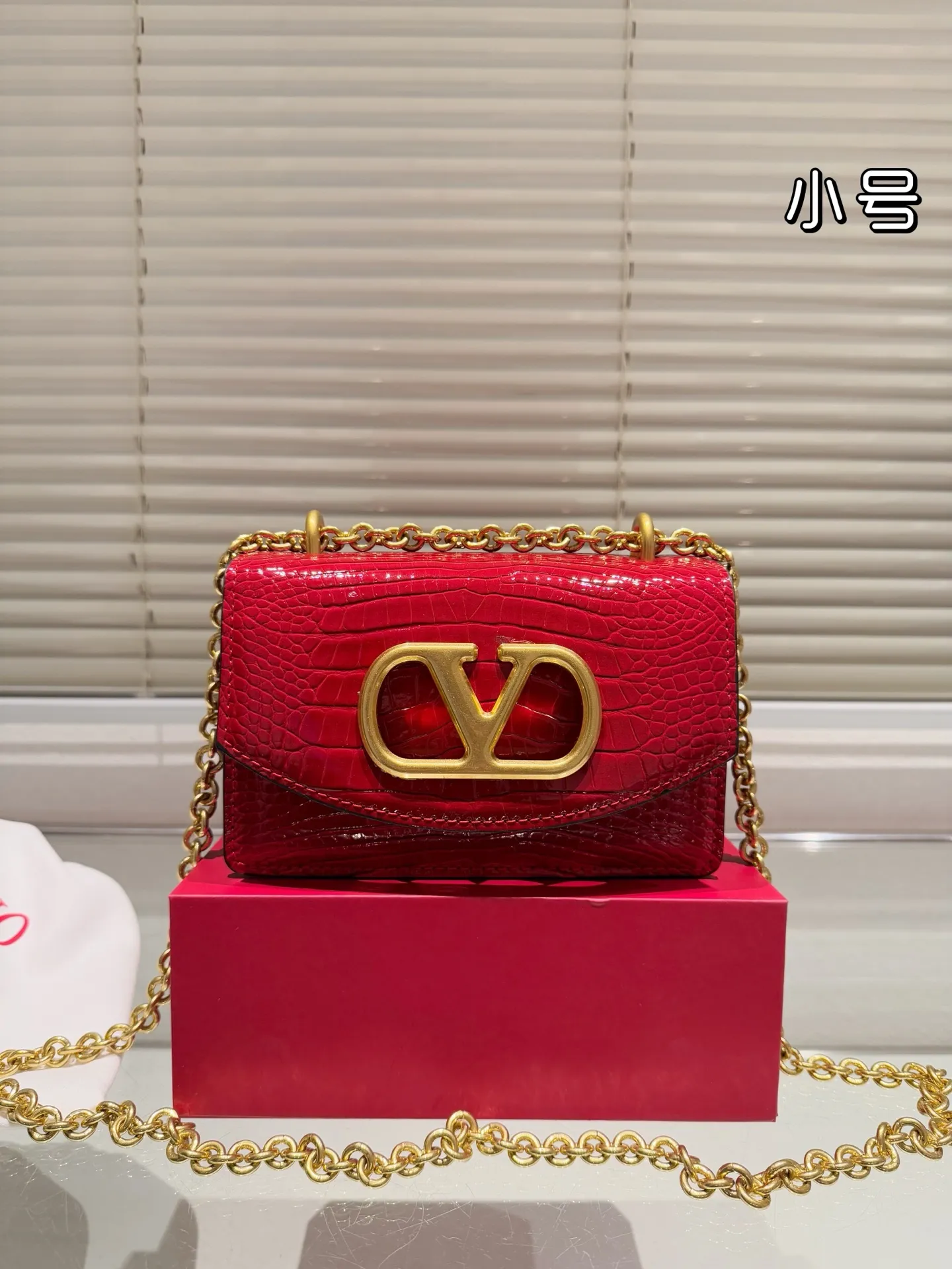Small P330 folding box ⚠️Size 19.12 Valentino chain bag. It has a high-end feel. This look is very versatile. No matter how you carry it, there is no pressure. Which girl can refuse such a beautiful bag?