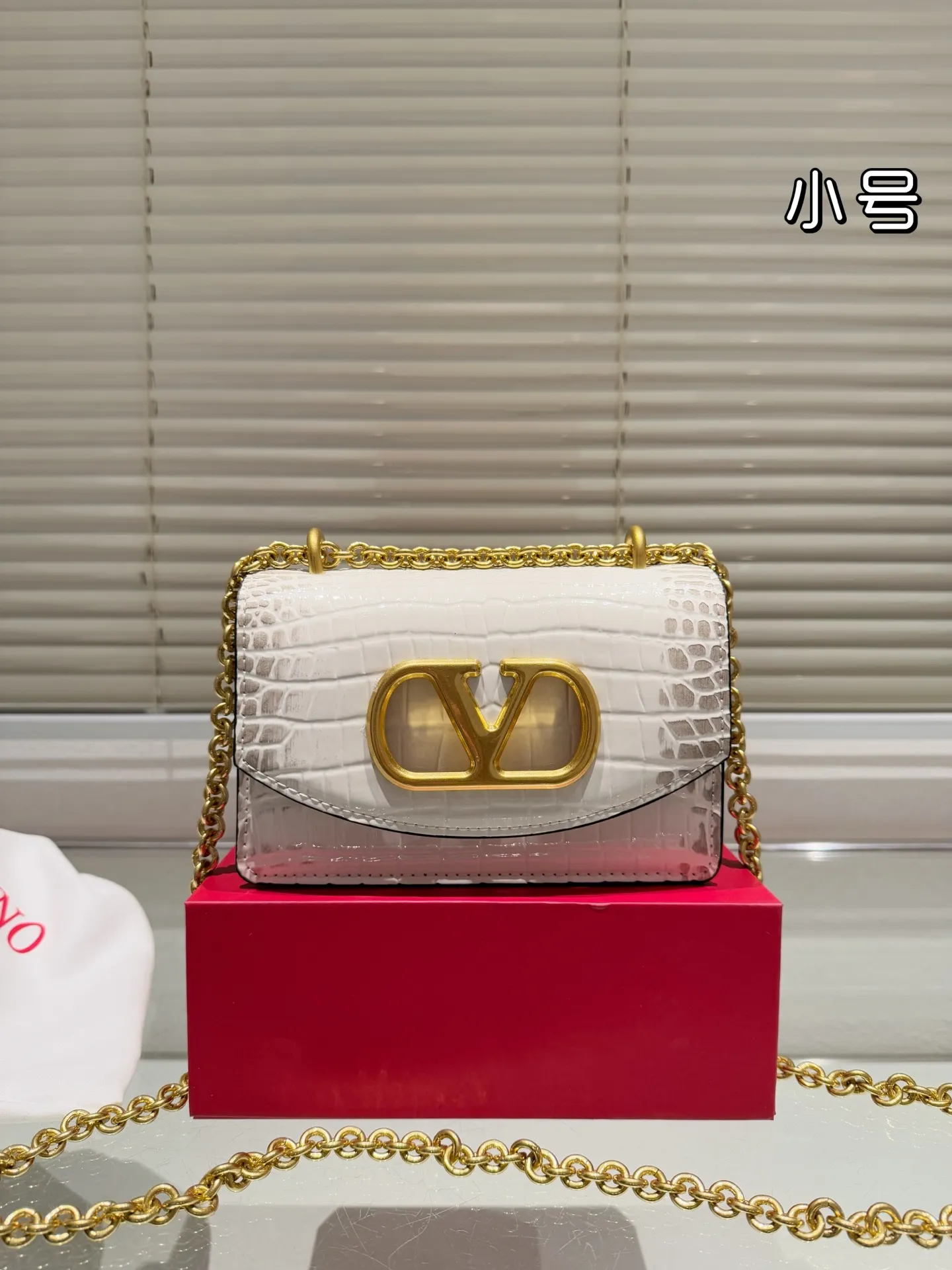 Small P330 folding box ⚠️Size 19.12 Valentino chain bag. It has a high-end feel. This look is very versatile. No matter how you carry it, there is no pressure. Which girl can refuse such a beautiful bag?