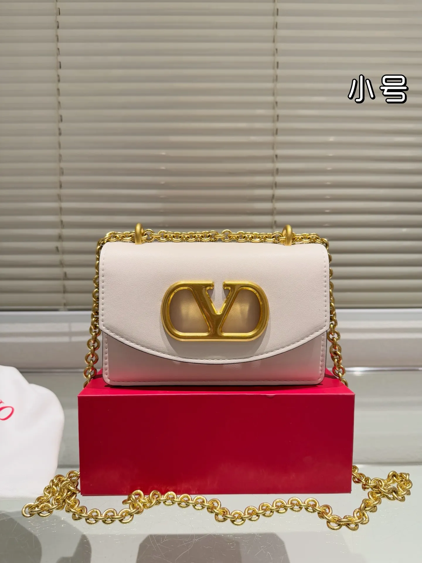 Small P330 folding box ⚠️Size 19.12 Valentino chain bag. It has a high-end feel. This look is very versatile. No matter how you carry it, there is no pressure. Which girl can refuse such a beautiful bag?