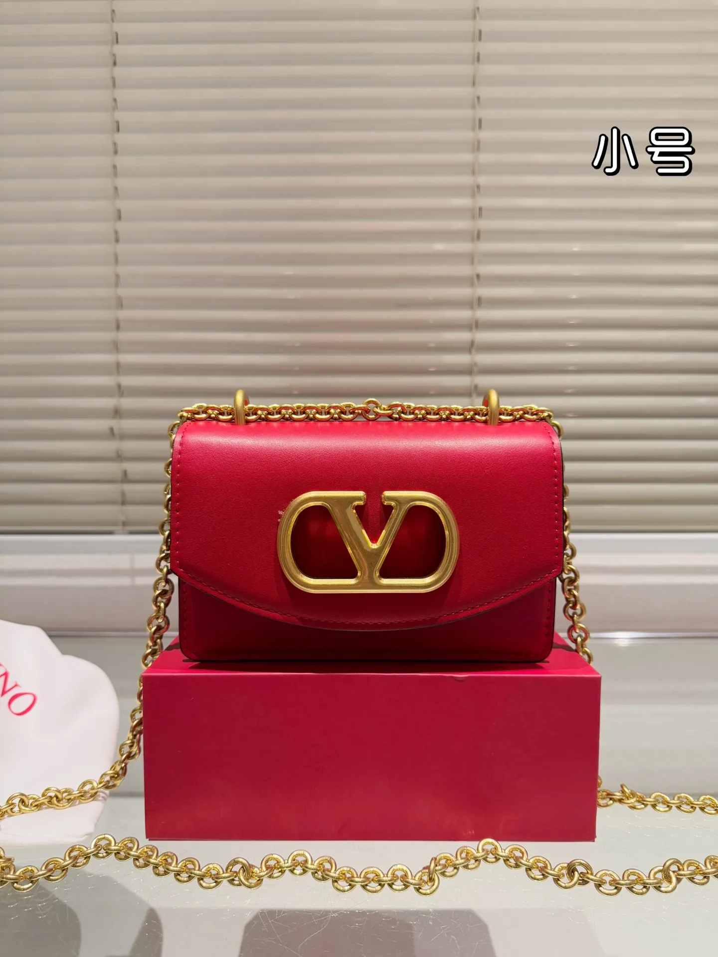 Small P330 folding box ⚠️Size 19.12 Valentino chain bag. It has a high-end feel. This look is very versatile. No matter how you carry it, there is no pressure. Which girl can refuse such a beautiful bag?