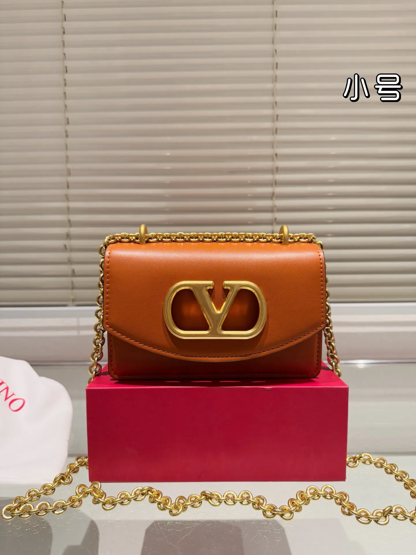 Small P330 folding box ⚠️Size 19.12 Valentino chain bag. It has a high-end feel. This look is very versatile. No matter how you carry it, there is no pressure. Which girl can refuse such a beautiful bag?