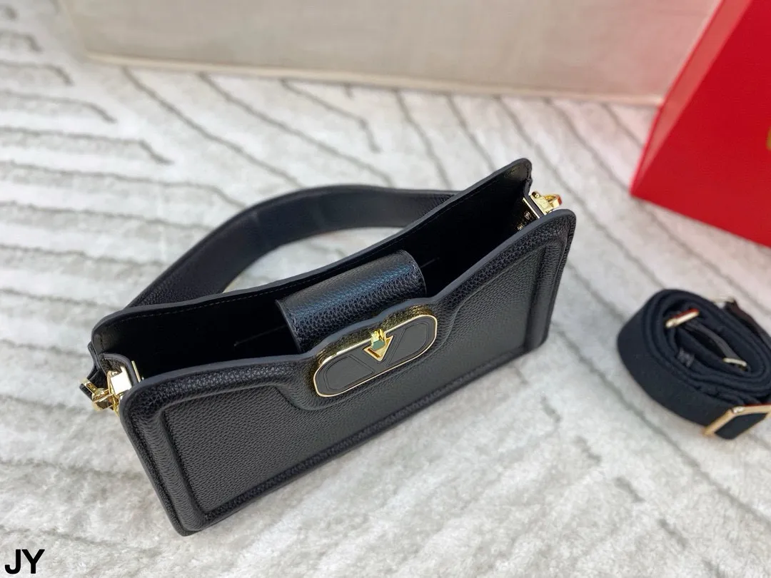 p300 folding box 🎁 A unique style crossbody bag ~ Valentino Valentino is versatile, classic and exquisite. It is really super invincible, cute and full of fairy spirit. It is a must-have for girls every day! Size: 26*15