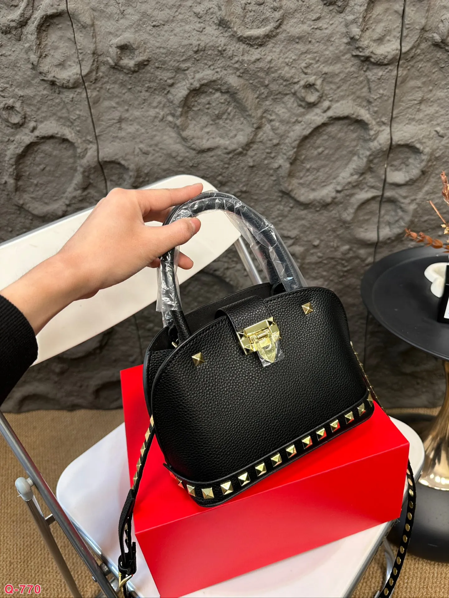 💰360 with folding box VALENTINO Valentino women's Loco calfskin handbag crossbody bag New Rockstud Alcove accessories series Iconic vlogo Signature avant-garde shape creates a unique and attractive charm. Size 21 16