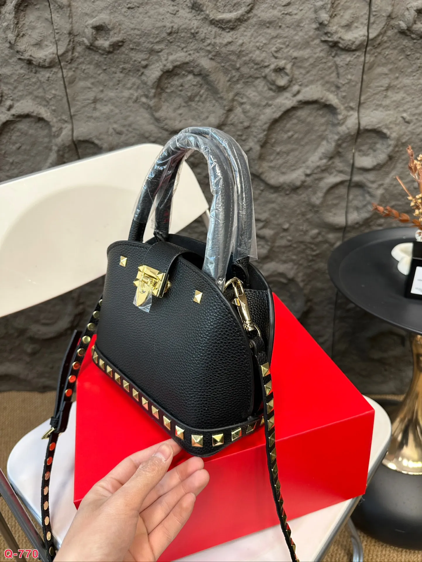 💰360 with folding box VALENTINO Valentino women's Loco calfskin handbag crossbody bag New Rockstud Alcove accessories series Iconic vlogo Signature avant-garde shape creates a unique and attractive charm. Size 21 16