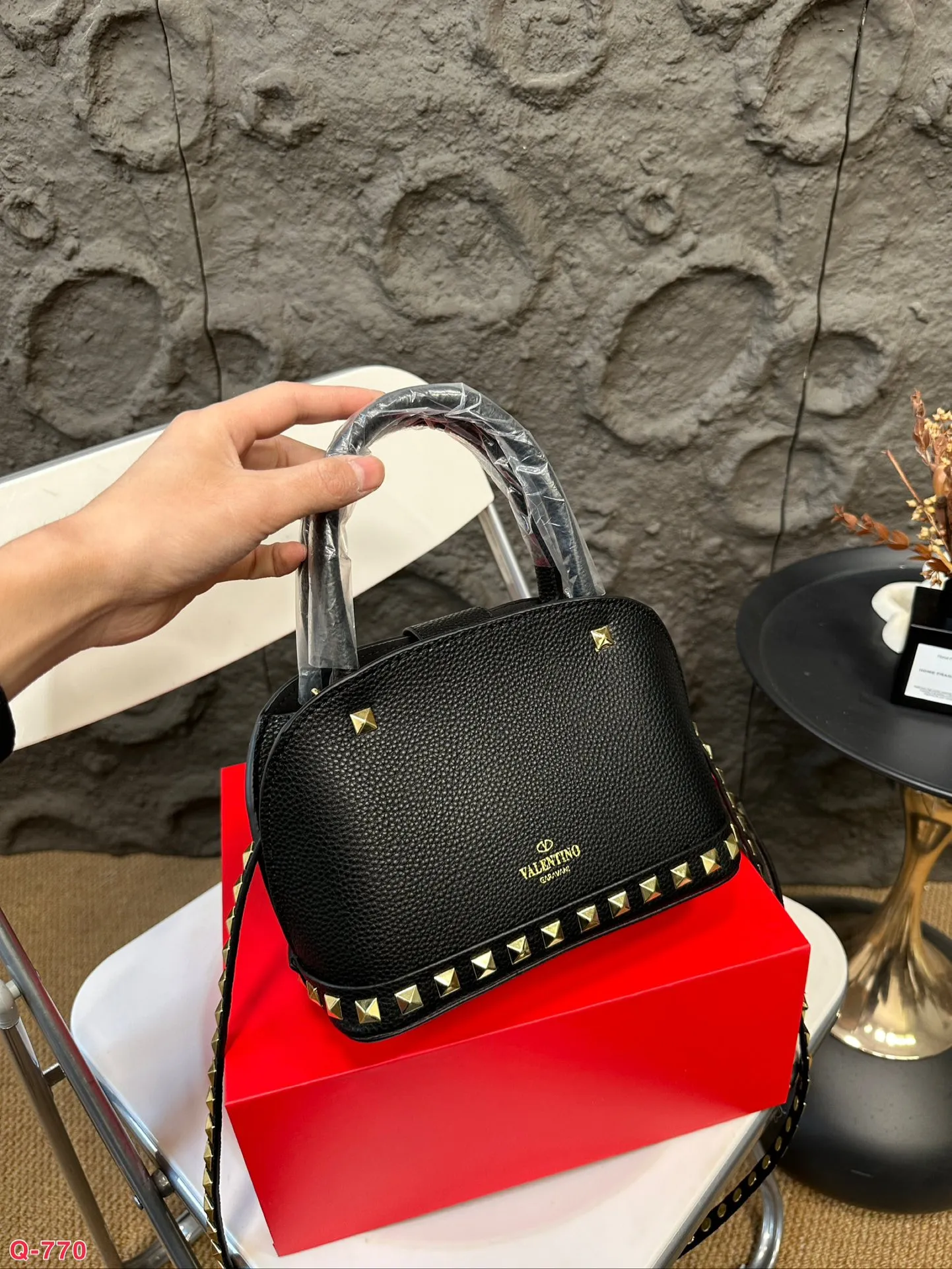 💰360 with folding box VALENTINO Valentino women's Loco calfskin handbag crossbody bag New Rockstud Alcove accessories series Iconic vlogo Signature avant-garde shape creates a unique and attractive charm. Size 21 16