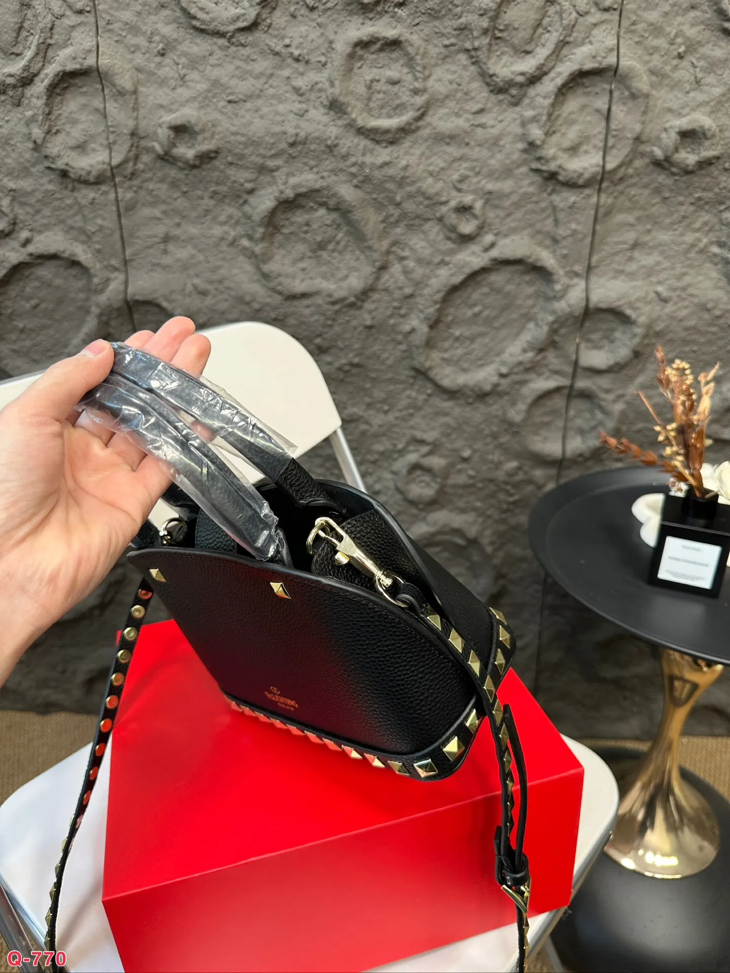 💰360 with folding box VALENTINO Valentino women's Loco calfskin handbag crossbody bag New Rockstud Alcove accessories series Iconic vlogo Signature avant-garde shape creates a unique and attractive charm. Size 21 16