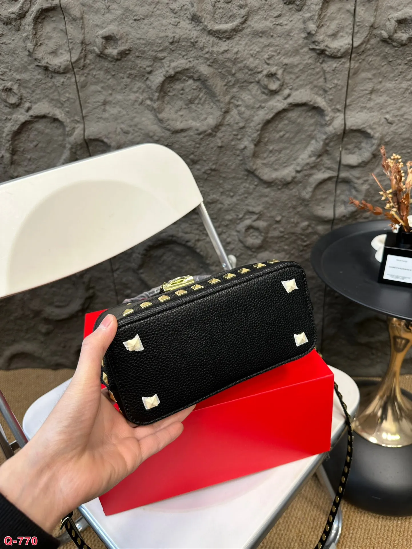 💰360 with folding box VALENTINO Valentino women's Loco calfskin handbag crossbody bag New Rockstud Alcove accessories series Iconic vlogo Signature avant-garde shape creates a unique and attractive charm. Size 21 16