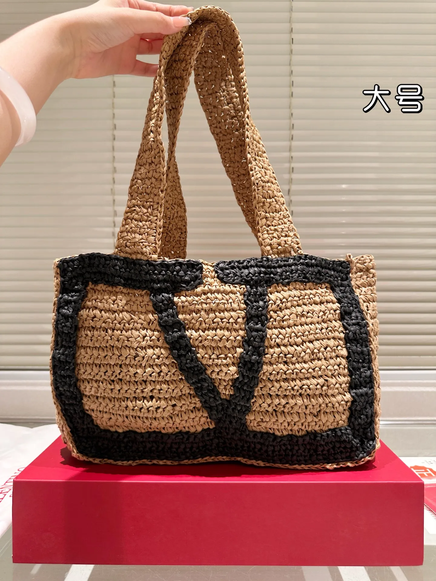 P390 P350 Valentino straw woven, a popular model in the counter. Playful and super personality, whoever wears it looks better. Can’t conceal the foreign style. Exquisite routing. Color matching is very distinctive. Very versatile and can be matched with daily life. Casual and playful with a little bit of a lady style. It will definitely become a super hot style in the new year, spring and summer. Size large 33.22, small 25.17