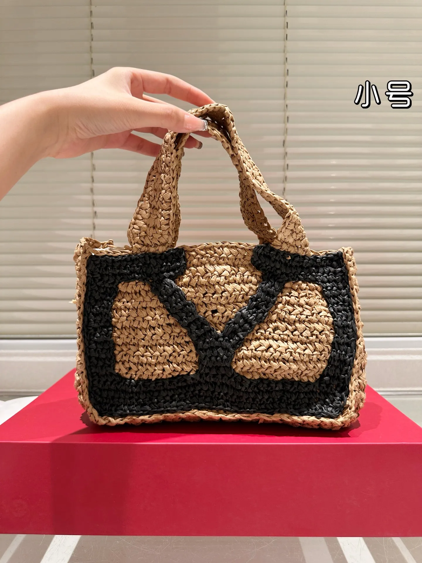 P390 P350 Valentino straw woven, a popular model in the counter. Playful and super personality, whoever wears it looks better. Can’t conceal the foreign style. Exquisite routing. Color matching is very distinctive. Very versatile and can be matched with daily life. Casual and playful with a little bit of a lady style. It will definitely become a super hot style in the new year, spring and summer. Size large 33.22, small 25.17