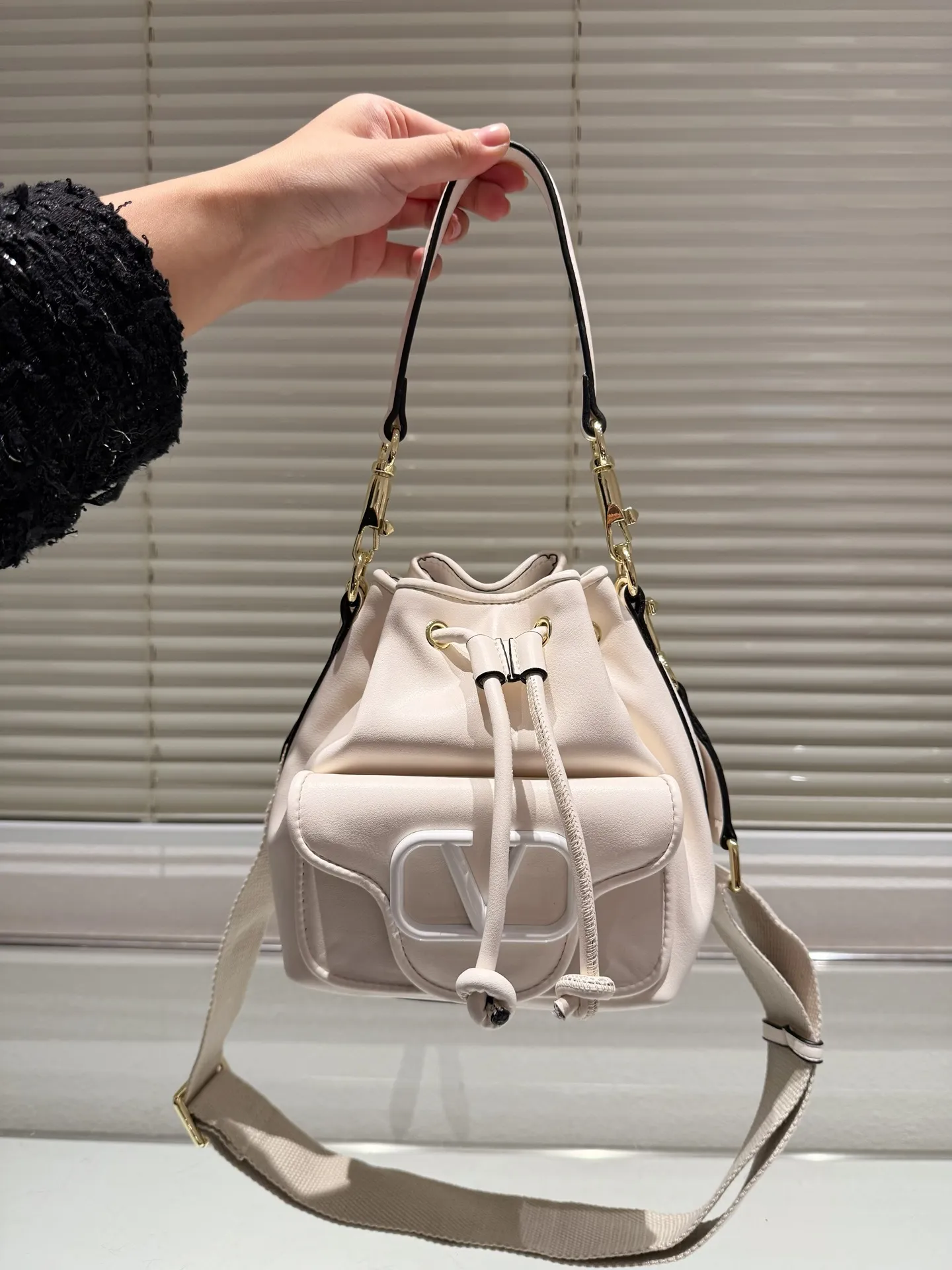 P320 Valentino Loco, a must-have for beautiful fairies, and so beautiful. Hand-held shoulder bag, unlocks fashion charm. Can be salty or sweet. The most beautiful girl on the street. Size 15.19cm. Comes with folding gift box.