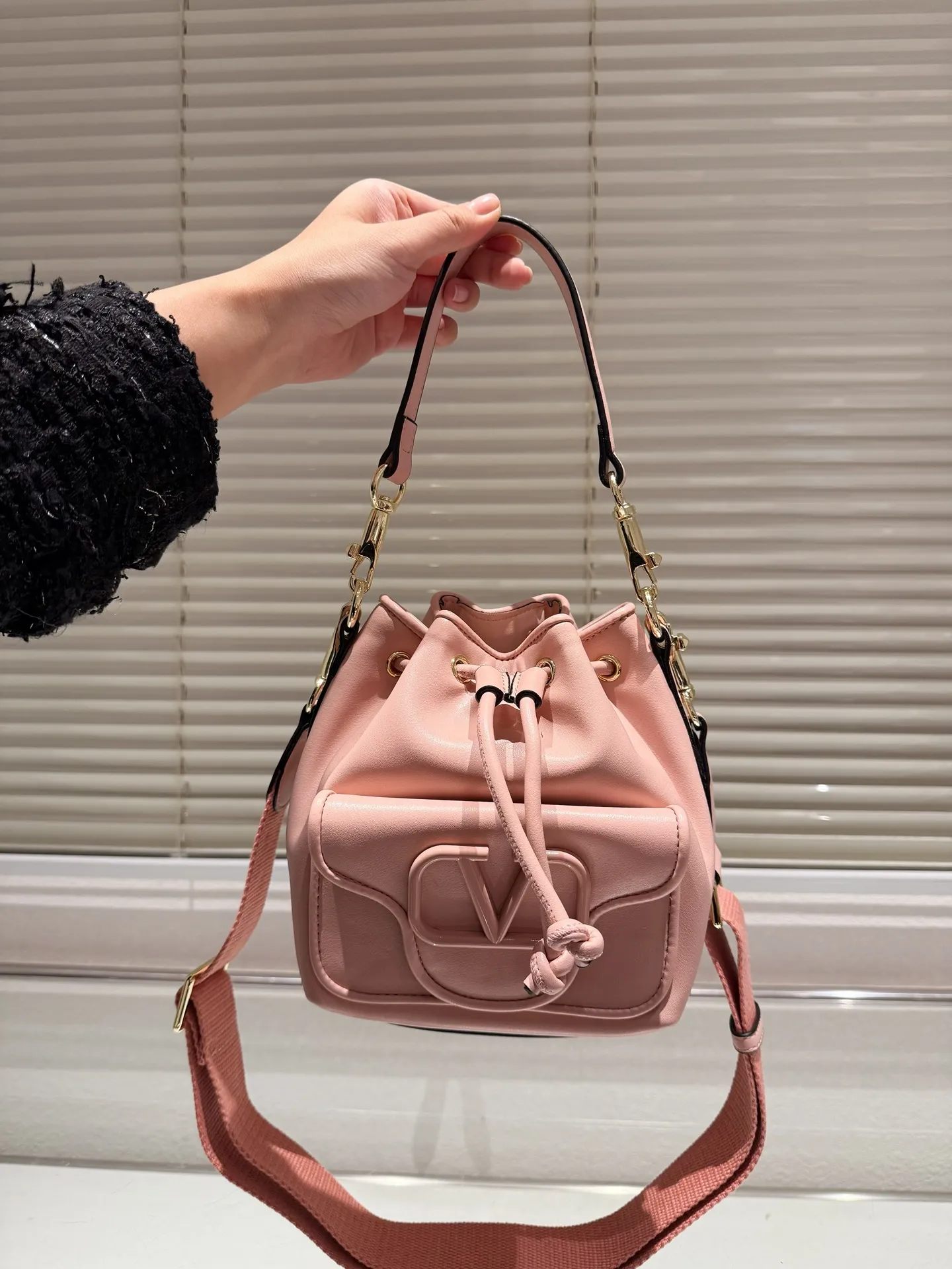 P320 Valentino Loco, a must-have for beautiful fairies, and so beautiful. Hand-held shoulder bag, unlocks fashion charm. Can be salty or sweet. The most beautiful girl on the street. Size 15.19cm. Comes with folding gift box.