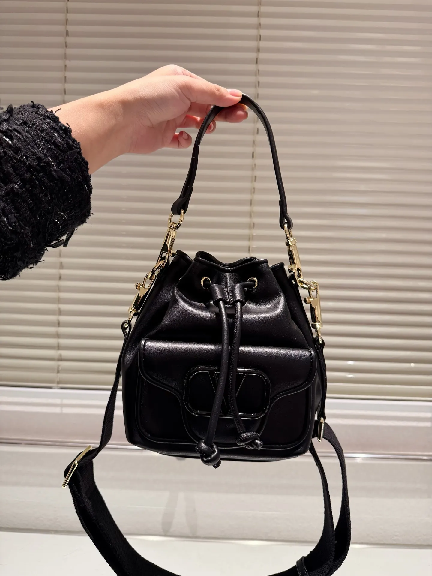 P320 Valentino Loco, a must-have for beautiful fairies, and so beautiful. Hand-held shoulder bag, unlocks fashion charm. Can be salty or sweet. The most beautiful girl on the street. Size 15.19cm. Comes with folding gift box.