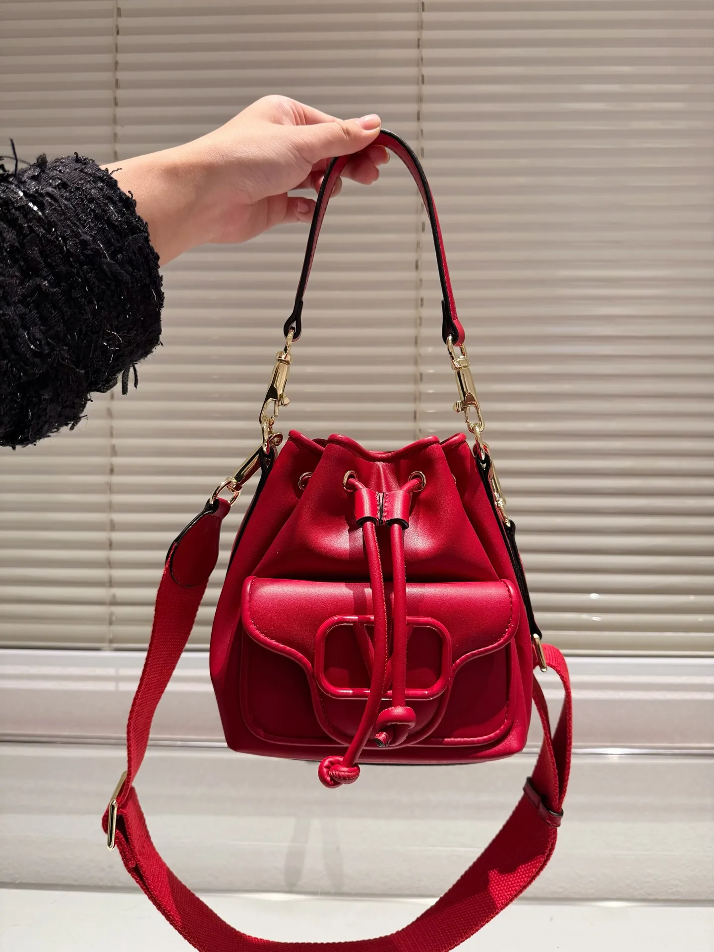 P320 Valentino Loco, a must-have for beautiful fairies, and so beautiful. Hand-held shoulder bag, unlocks fashion charm. Can be salty or sweet. The most beautiful girl on the street. Size 15.19cm. Comes with folding gift box.